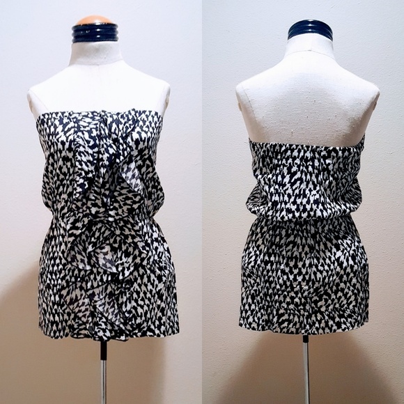 Tops - Flattering strapless top w/ vertical ruffle 💕